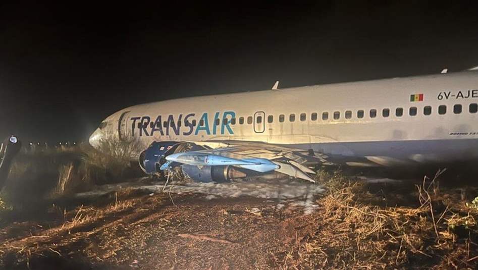 انحراف طائرة ركاب عن المدرج وإصابة 11 شخصا في السنغال (فيديو)