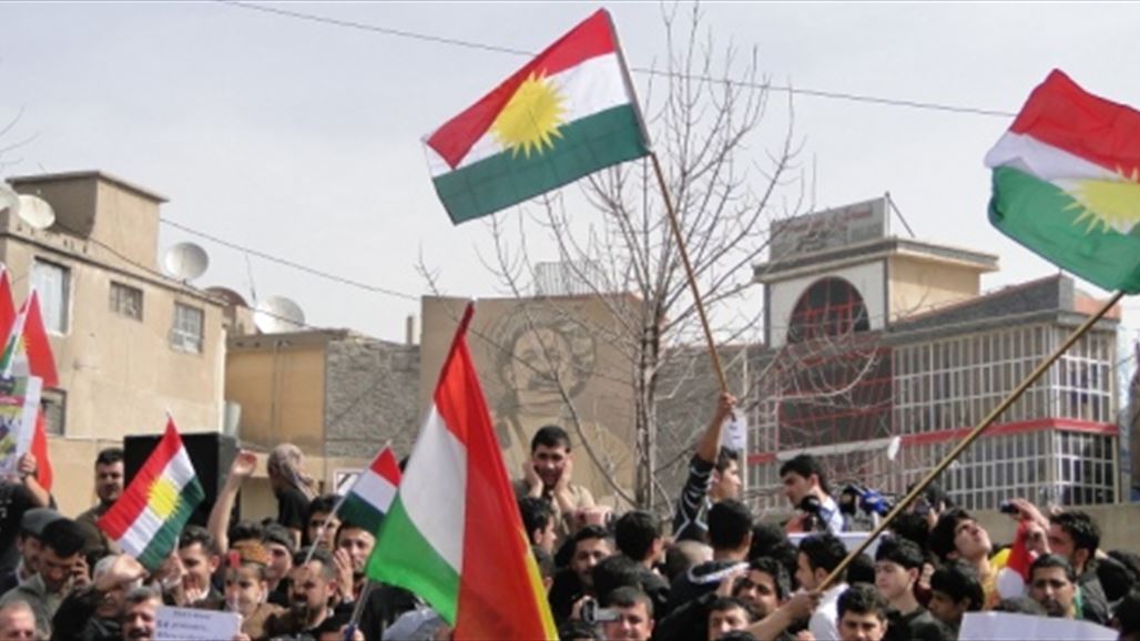 المئات يتجمعون أمام برلمان كردستان لمطالبة البارزاني بإعلان الدولة الكردية