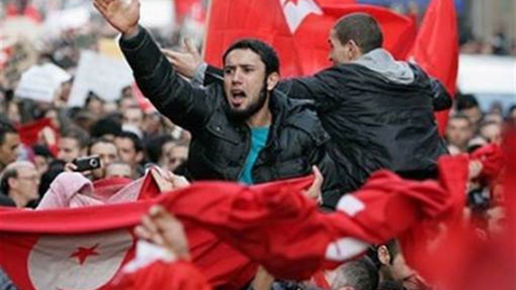 الاسلاميون والمعارضة في تونس يتفقون على تسليم السلطة بذكرى رحيل بن علي