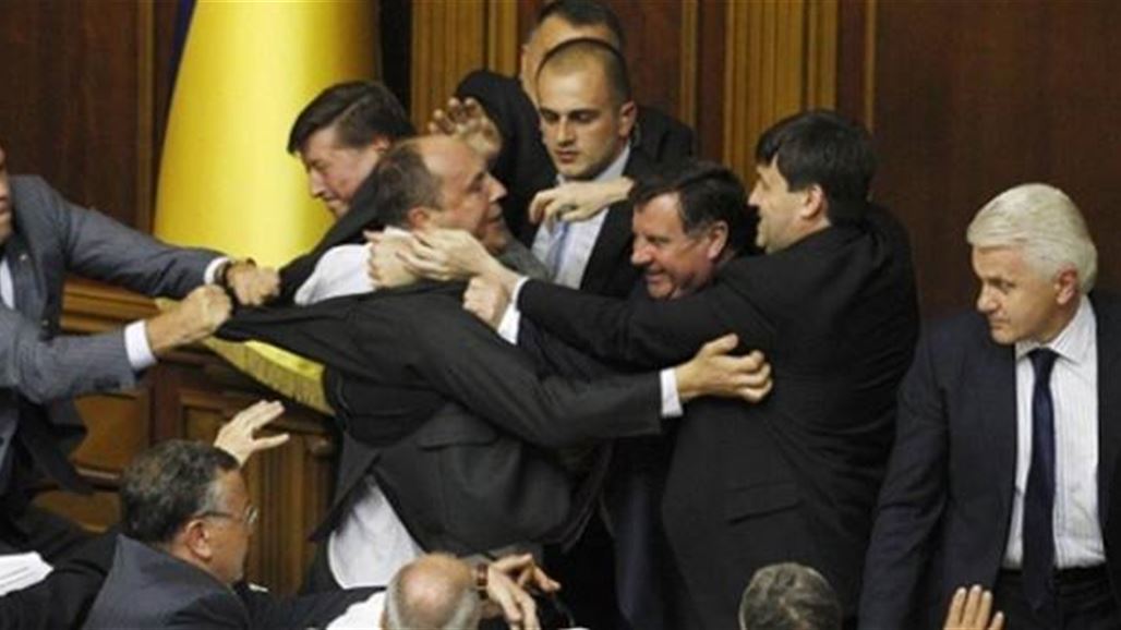 اشتباكات بالأيدي بين نواب البرلمان الأوكراني