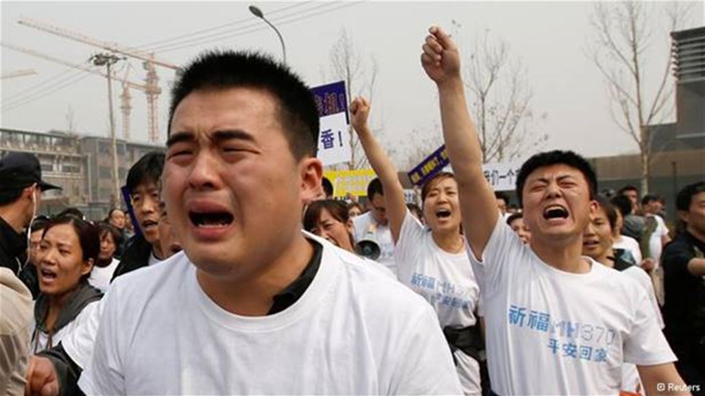 أقارب ركاب الطائرة المفقودة يتظاهرون أمام سفارة ماليزيا في بكين
