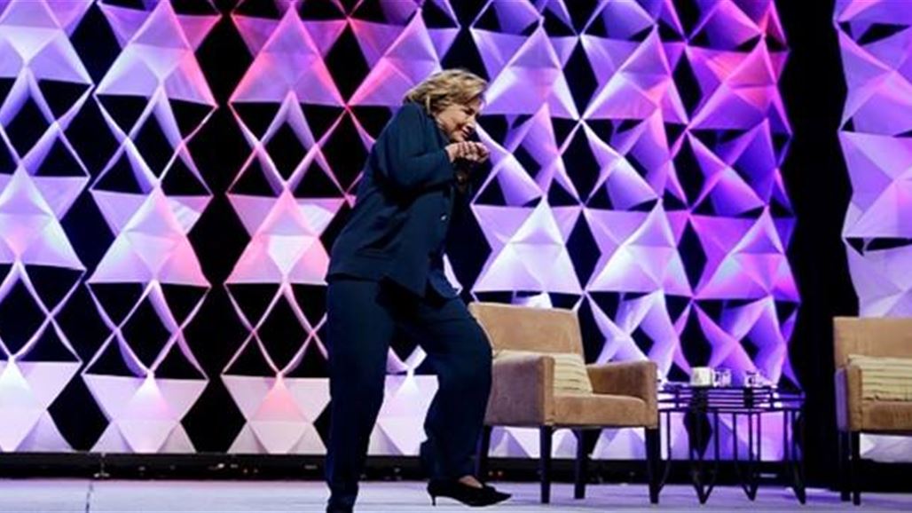 أمريكية ترمي كلنتون بـ"الحذاء" خلال مؤتمر في لاس فيغاس