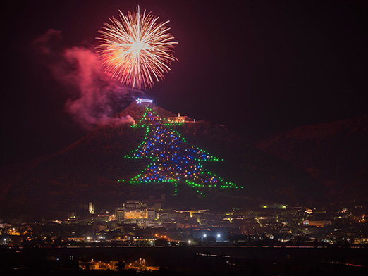 636167810177494658-11-%20mount-ingino-umbria-christmas-tree-GettyImages-604375709.jpg