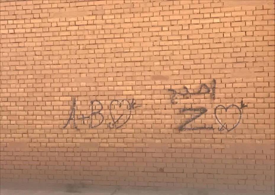 بالصور.. "ام كفشة" تشوه آثار بابل!