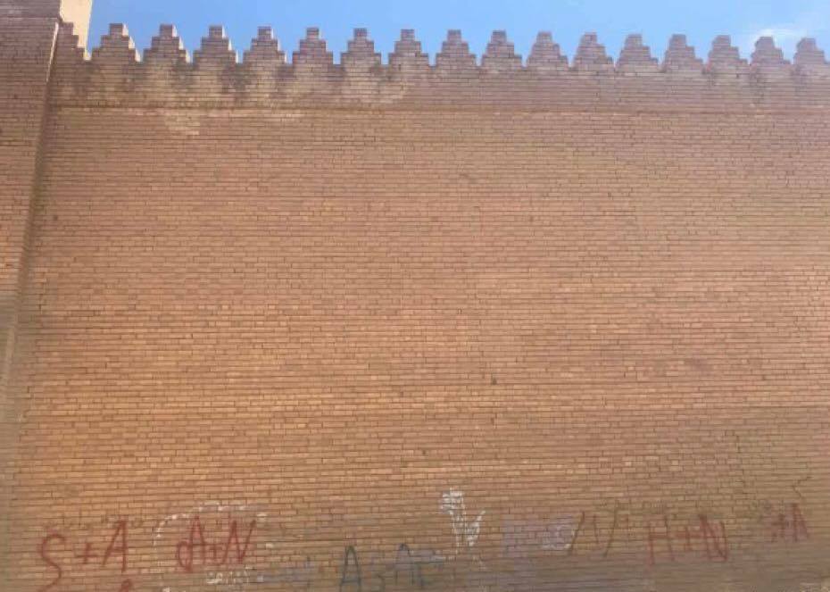 بالصور.. "ام كفشة" تشوه آثار بابل!