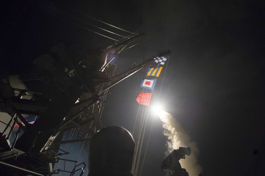 امريكا تقصف سوريا الان و59 صاروخ توماهوك