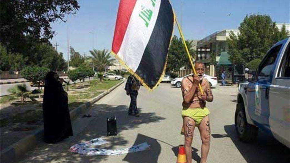 مواطن عراقي يتنازل عن وظيفته للمسن العاري