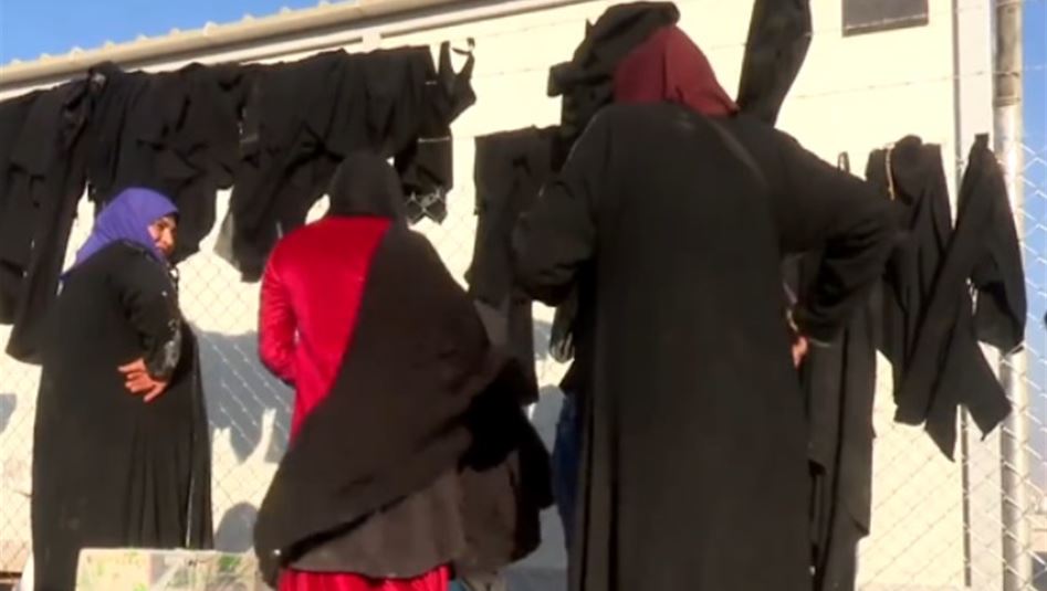 رداء "داعش" الأسود .. خلع بلا عودة لنساء نشرنه على الجدران