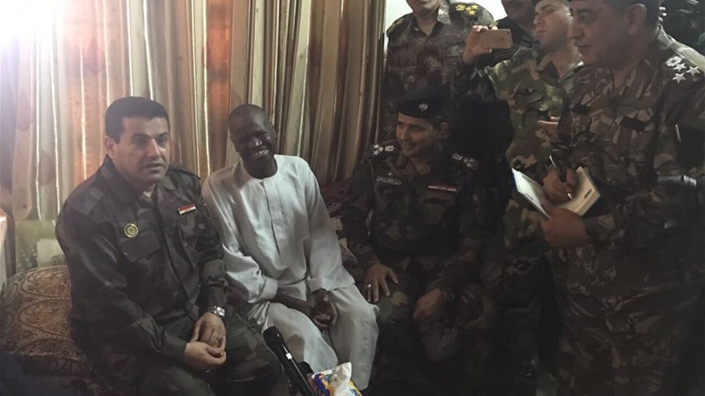 نتيجة بحث الصور عن وزير الداخلية العراقي قاسم الأعرجي، اليوم السبت، اعتذارا إلى مواطن سوداني تعرض للضرب من قبل الشرطة الاتحادية في الموصل، ومنحه الجنسية العراقية