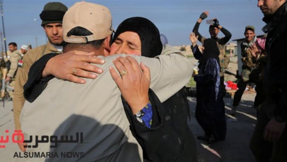 بالصور.. محررو العلم يستقبلون النازحين العائدين بالعناق