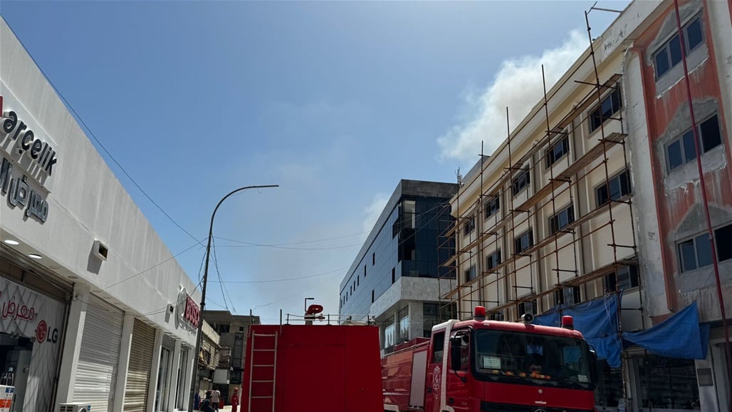حريق يلتهم بناية قيد الإنشاء بمنطقة العشار في البصرة (فيديو)