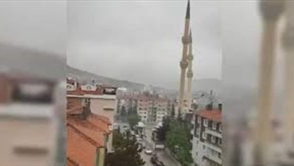 بفعل عاصفة قوية.. مشاهد توثق سقوط مئذنة مسجد في تركيا 