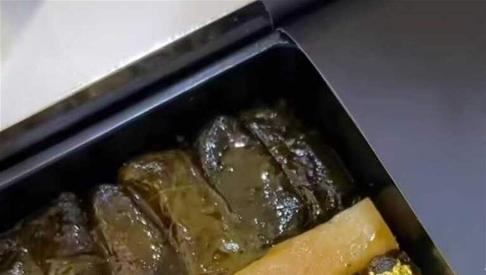 وجبة &quot;ورق عنب&quot; مطلية بالذهب بأحد مطاعم الكويت! (فيديو)