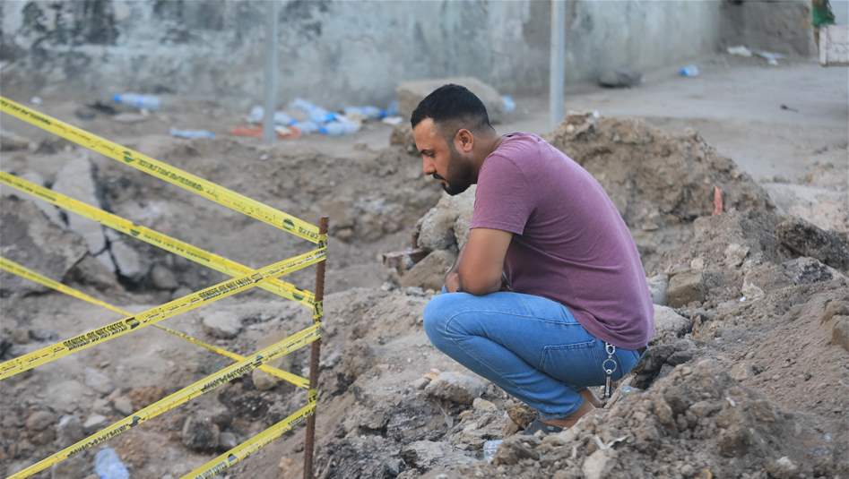 ظهور مقبرة بابل الجماعية.. شاب يلازم الحفرة أملًا بالعثور على والده الغائب منذ 33 عامًا (صور)