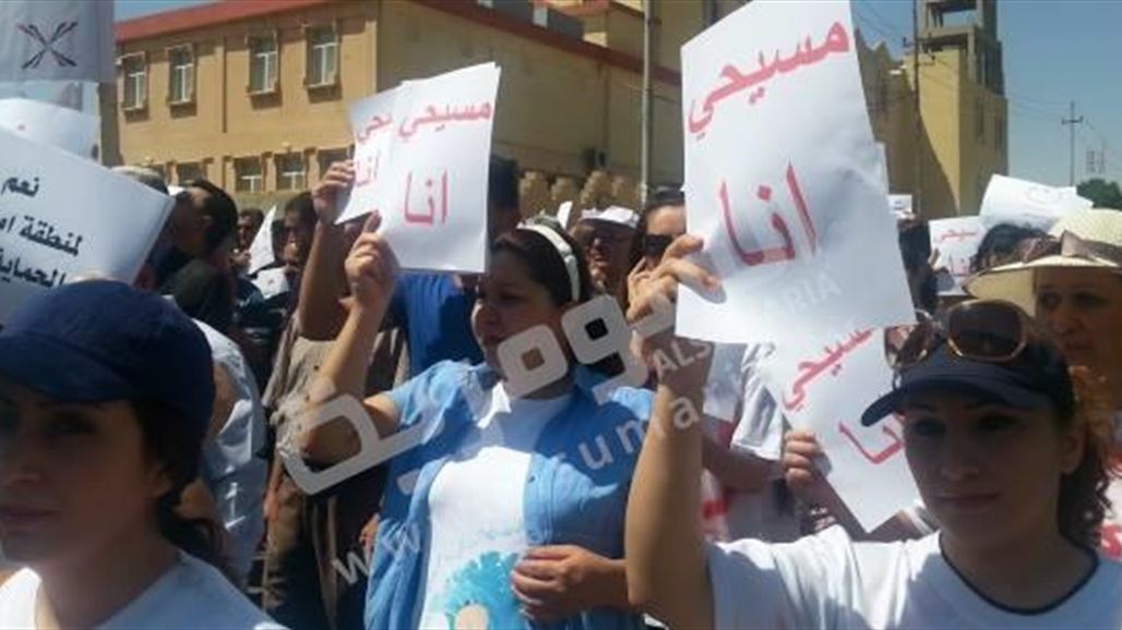 مسيحيون في دهوك يتظاهرون ضد تهجير الأقليات من الموصل ويطالبون بتوفير الحماية لهم