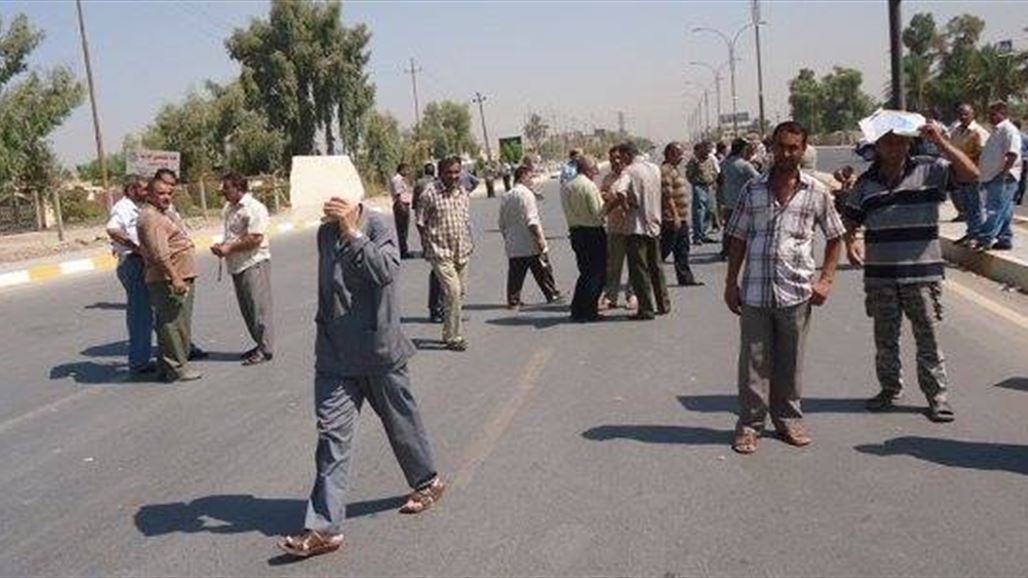 موظفو الصناعات النسيجية ببابل يتظاهرون ويقطعون طرقاً رئيسية للمطالبة بصرف رواتبهم