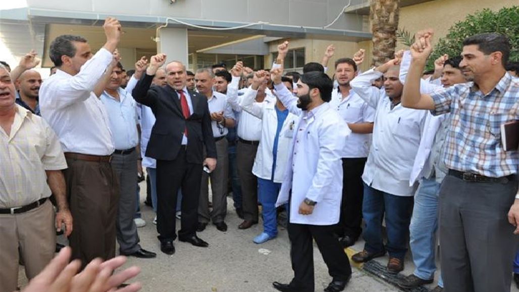 موظفو مستشفى هيت ينظمون وقفة احتجاجية على خلفية اعتقال سائق إسعاف