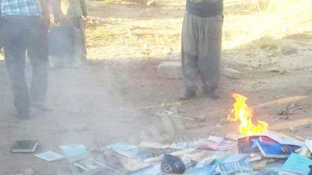 كاتب إيزيدي يحرق مكتبته احتجاجاً على ما تعرض له أبناء ديانته