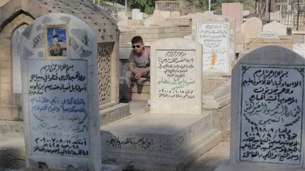 بالصور: العيد في المقابر حال أغلب العراقيين