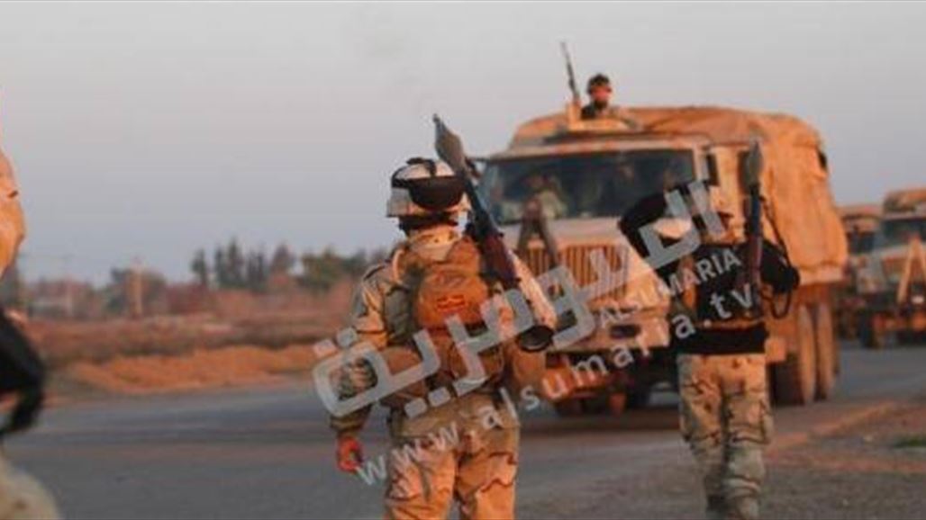 القوات الامنية تحشد قطعاتها قرب قرية المزرعة في بيجي بمساندة العشائر وترفع العلم العراقي