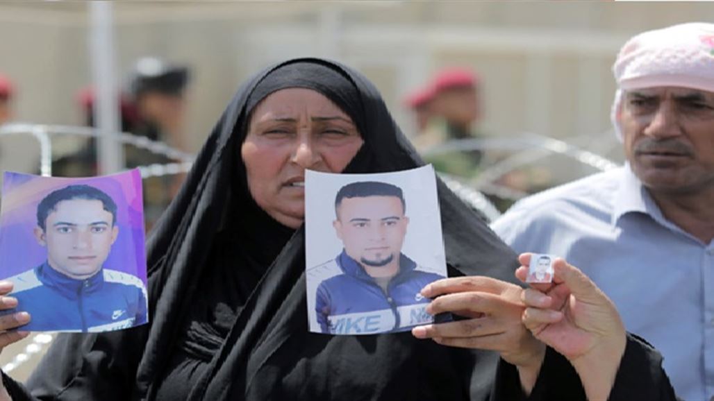 العشرات من ذوي ضحايا سبايكر يتظاهرون قرب المنطقة الخضراء وسط بغداد