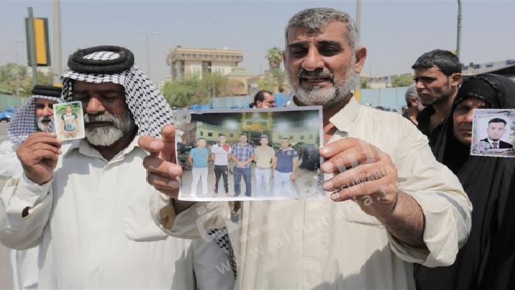شقيق احد ضحايا سبايكر يقيد نفسه وسط بغداد احتجاجا على عدم معرفة مصير اخيه