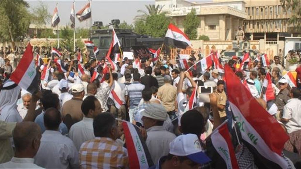 العشرات من موظفي وزارة الصناعة يتظاهرون ببغداد احتجاجا على عدم تسلمهم رواتبهم