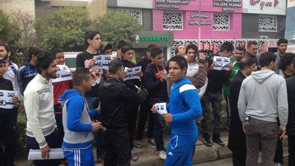 رياضيو المواي تاي يتظاهرون أمام مبنى الأولمبية مطالبين بفك تجميد اتحادهم