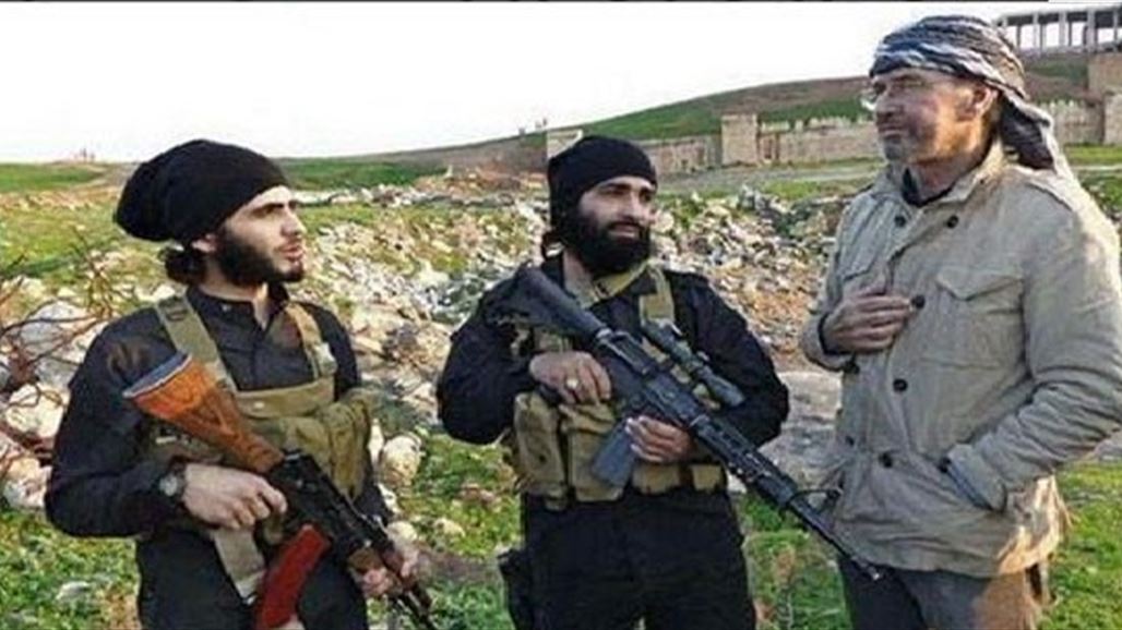 بالصور .. "داعش" يصدر اول تصريح عمل لصحافي الماني يحمل ختم "الخليفة"