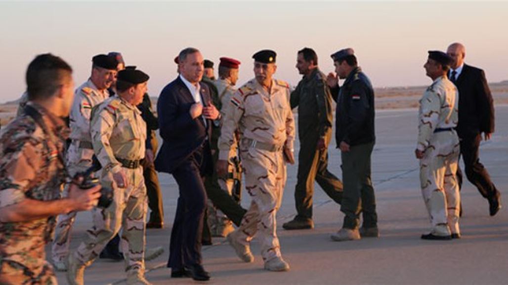 وزير الدفاع من "عين الاسد": عازمون على استرداد كل المواقع التي سيطر عليها داعش