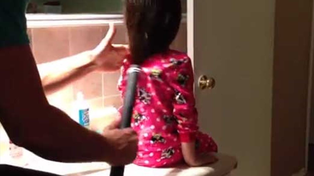 بالفيديو: ربط شعر ابنته بالمكنسة الكهربائية!