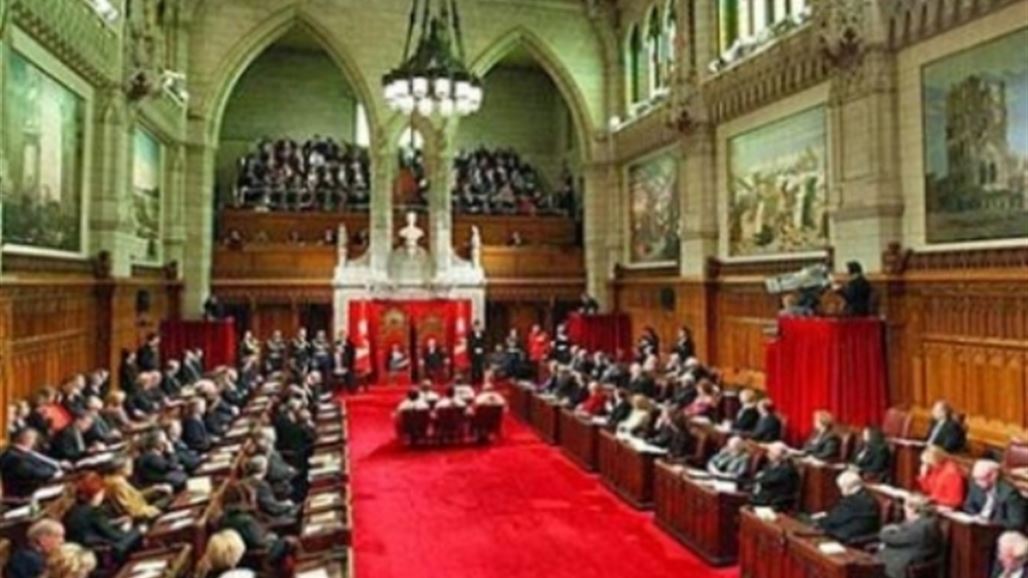 سيدة تخلع ملابسها في البرلمان الكندي احتجاجا على قانون مكافحة الإرهاب