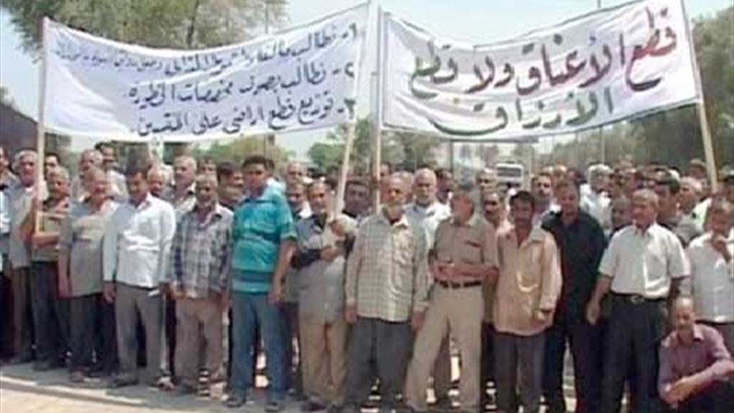 العشرات من منتسبي شرطة صلاح الدين وعوائلهم يتظاهرون للمطالبة بصرف رواتبهم