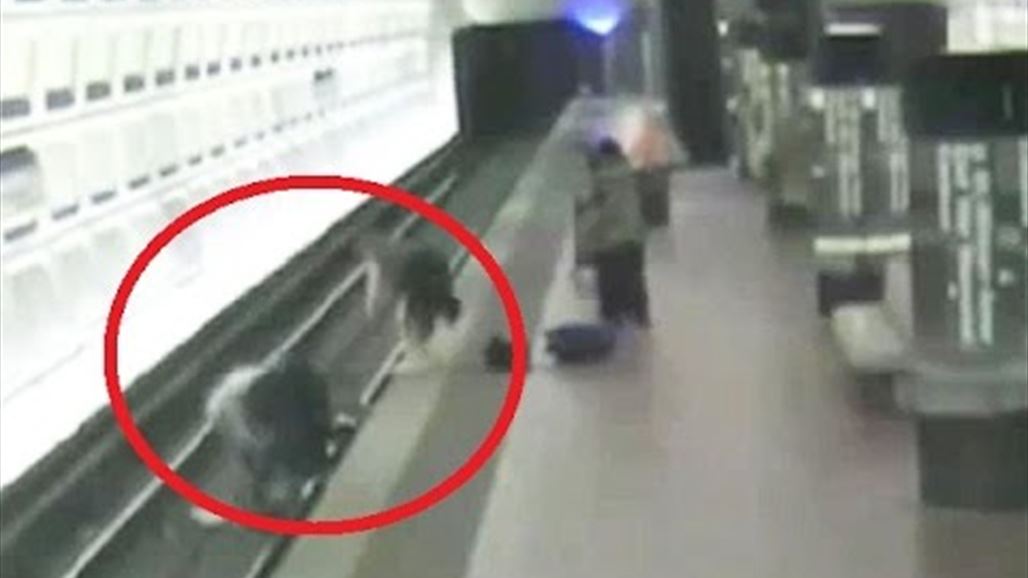  رجل مقعد يقع أمام سكة القطار فمن ينقذه؟