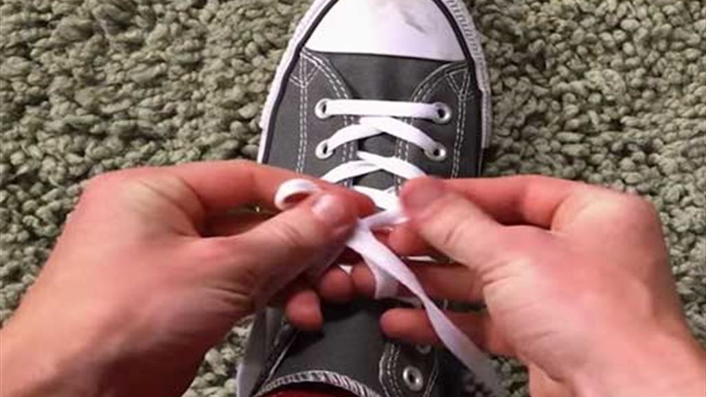 بالفيديو: أسرع طريقة لربط حذائك