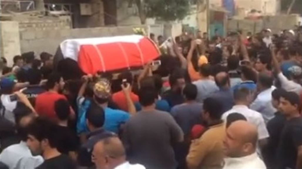 العشرات من أهالي مدينة الصدر يشيعون جنازة رمزية للجندي مصطفى العذاري