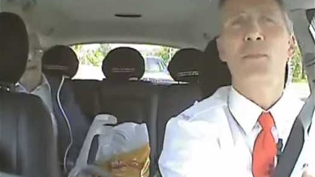 بالفيديو: رئيس وزراء يتحول الى سائق تاكسي