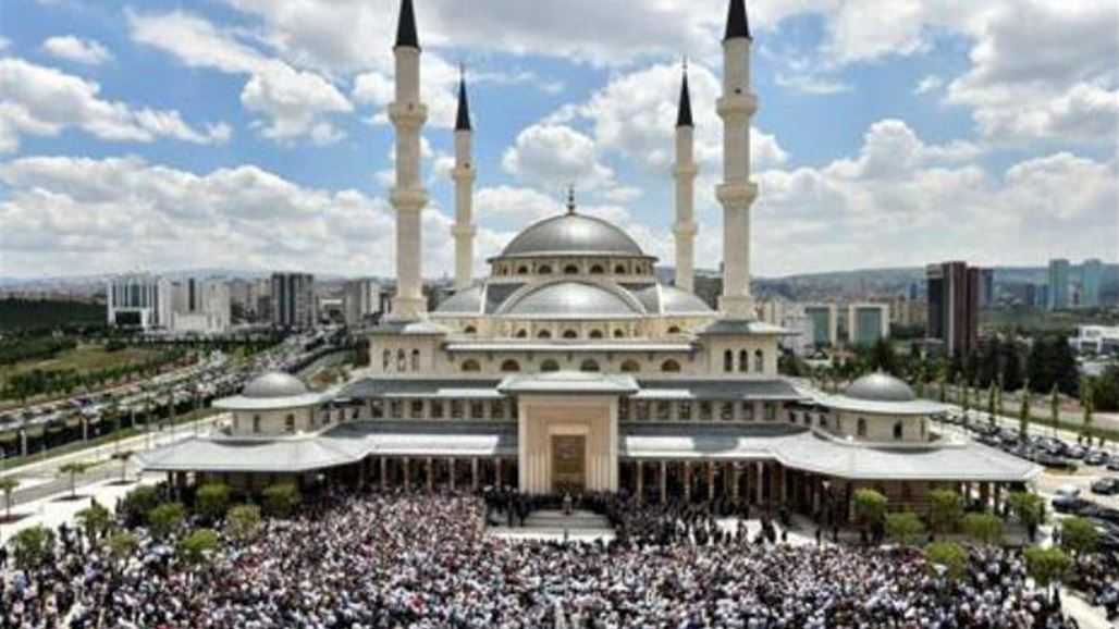 أردوغان يفتتح مسجداً عملاقاً داخل قصره المثير للجدل بأنقرة