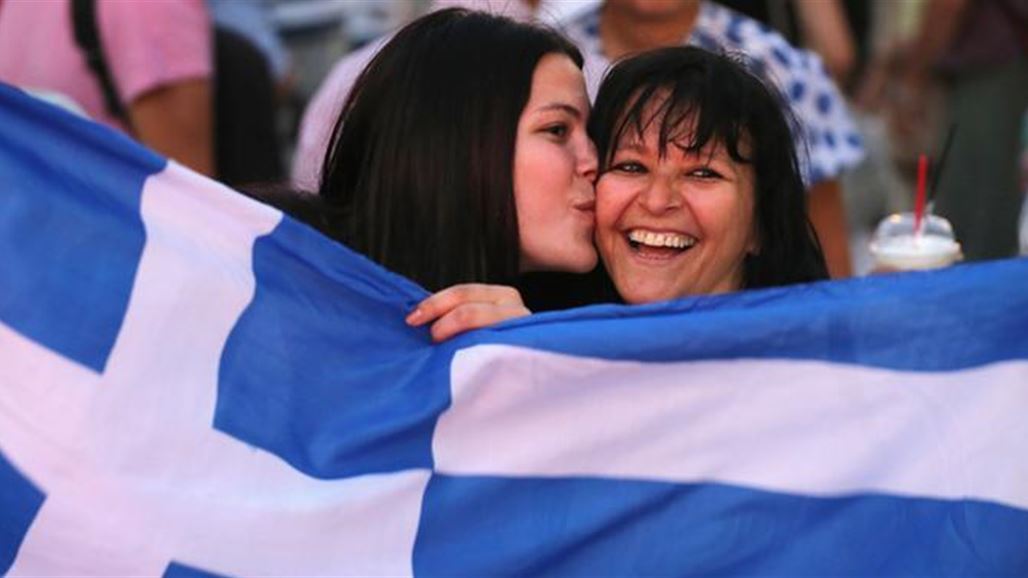 اليونانيون يتحدون أوروبا ويرفضون بأغلبية كبيرة خطة الإنقاذ