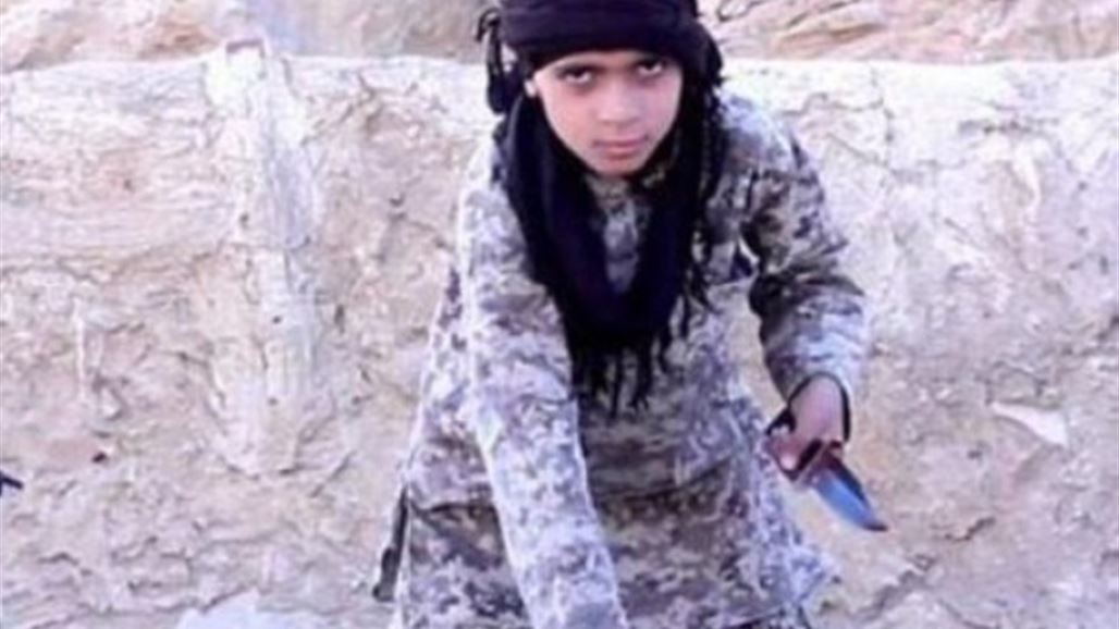 "داعش" يدرب الفتيان على قطع الرؤوس باستخدام الدمى
