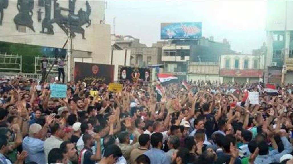 العشرات يتظاهرون وسط بغداد احتجاجاً على سوء الخدمات