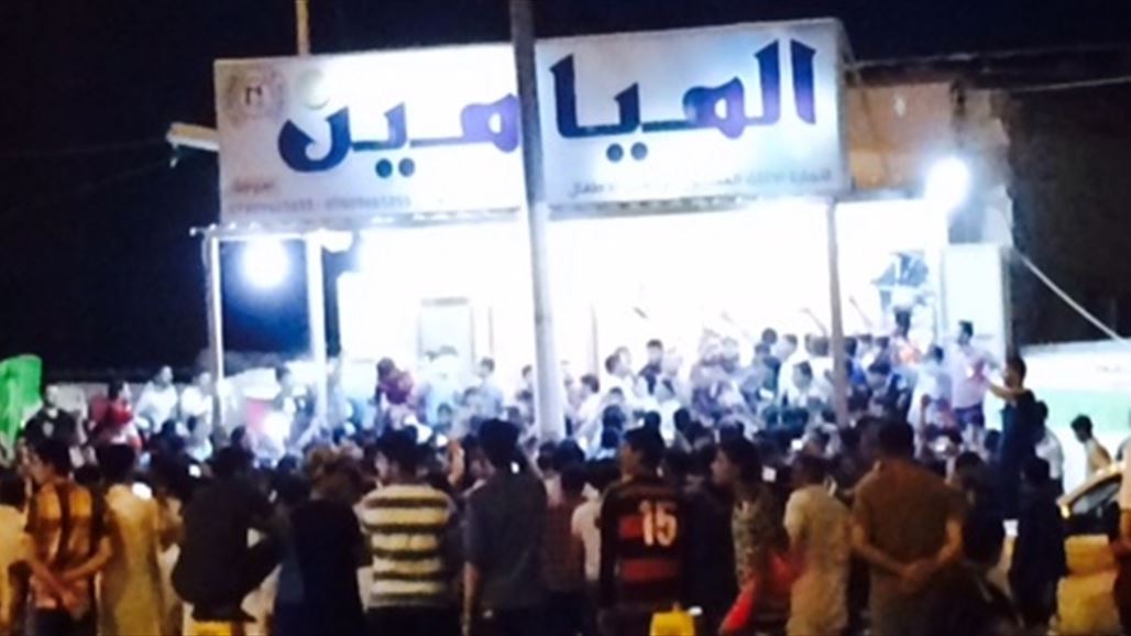 متظاهرون في النجف يحاصرون نائب رئيس مجلس المحافظة ويعتدون بالضرب عليه