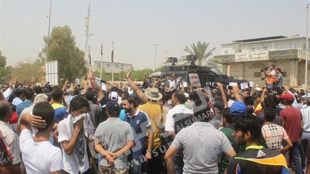 المئات يتظاهرون قرب مقر الحكومة المحلية في البصرة للمطالبة باجراء إصلاحات