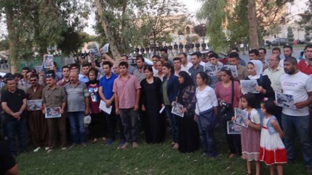 العشرات يتظاهرون أمام مبنى برلمان كردستان احتجاجاً على القصف التركي
