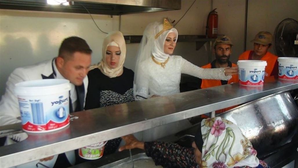 عروسان تركيان يحتفلان بزفافهما عبر إطعام 4000 لاجئ سوري