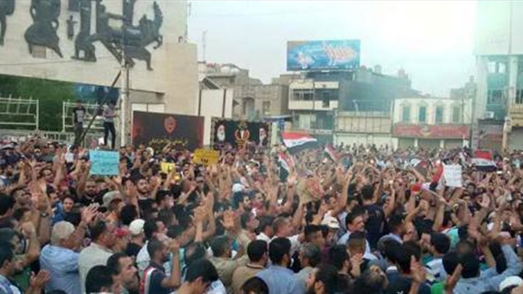 المئات ينظمون وقفة تضامنية في ساحة التحرير وسط بغداد دعماً لإصلاحات العبادي
