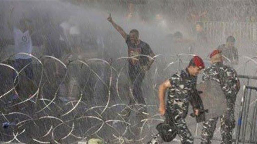 استخدام مدافع المياه ضد المحتجين في بيروت