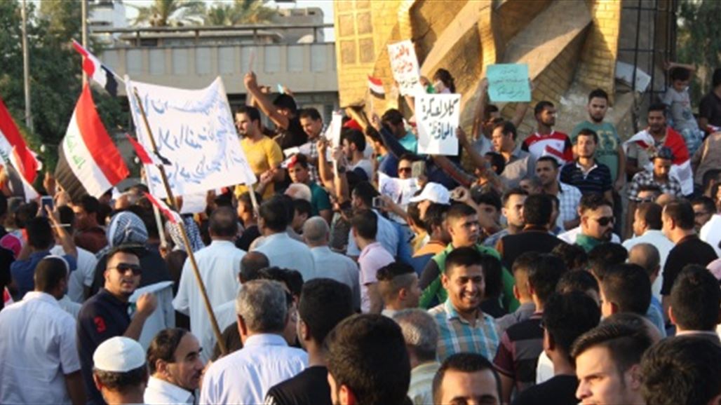 المئات يتظاهرون في كربلاء للمطالبة بإعلان حالة الطوارئ
