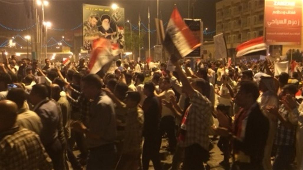 الآلاف يتظاهرون وسط النجف تأييداً لقرارات العبادي الإصلاحية