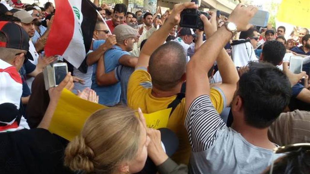 العشرات يتظاهرون أمام مبنى القضاء الاعلى ببغداد للمطالبة بإقالة المحمود